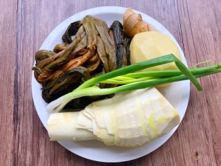 1、酸菜土豆烧春笋,食材合影