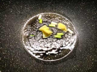 5、酸菜土豆烧春笋,热锅放入适量油，放入葱白和姜片炒出香味。