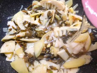 8、酸菜土豆烧春笋,加入适量水，大概200毫升左右，翻炒均匀，盖上盖子煮8分钟。