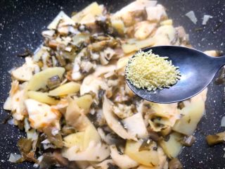 9、酸菜土豆烧春笋,8分钟煮好，汤汁差不多也快干了，加入适量鸡精和少许白糖翻炒均匀。