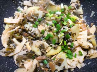 10、酸菜土豆烧春笋,大火收汁，把汁收干，撒上葱花即可。