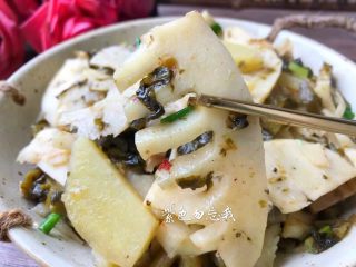 11、酸菜土豆烧春笋,美味的酸菜土豆烧春笋做好了，特别鲜美好吃，有了这盘菜，减肥又要搁浅了。