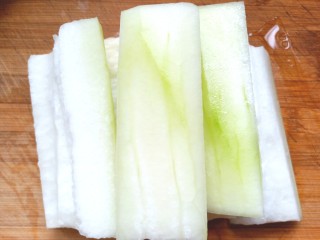 1、耗油烧冬瓜木耳,冬瓜去皮去瓤