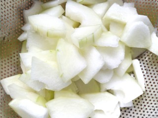 2、耗油烧冬瓜木耳,切厚片