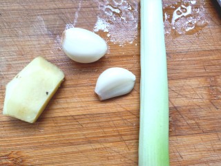 3、耗油烧冬瓜木耳,备好葱，姜，蒜