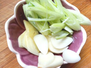 4、耗油烧冬瓜木耳,切好备用