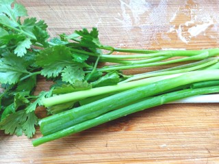 5、耗油烧冬瓜木耳,香葱，香菜，洗净，切碎备用