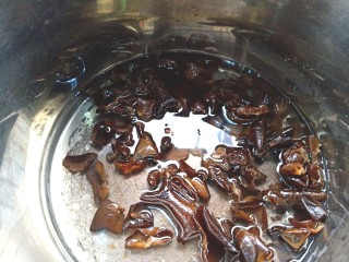 6、耗油烧冬瓜木耳,木耳泡发好，入锅中煮熟