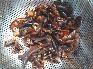 7、耗油烧冬瓜木耳,捞出过凉水