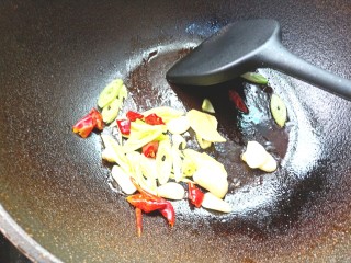 9、耗油烧冬瓜木耳,下入葱，姜，蒜，干辣段爆香