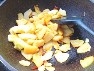 11、耗油烧冬瓜木耳,放入少许生抽继续翻炒