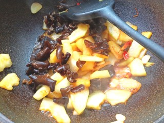 12、耗油烧冬瓜木耳,放入木耳翻炒均匀