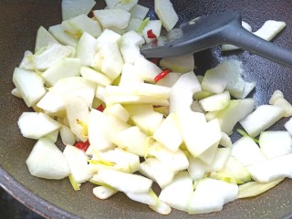 10、耗油烧冬瓜木耳,入冬瓜翻炒片刻