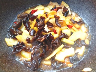 13、耗油烧冬瓜木耳,加入少许白糖，放水加盖焖几分钟