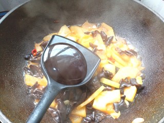 14、耗油烧冬瓜木耳,放入耗油翻炒均匀