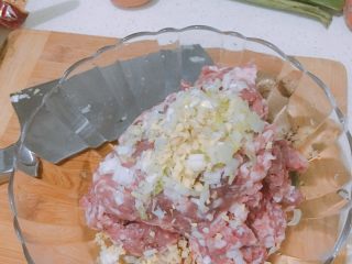 1、肉丸鲜汤面,万事俱备，开始腌制肉馅。将约一指长的葱段切碎末，鲜姜三片切碎末加入肉馅