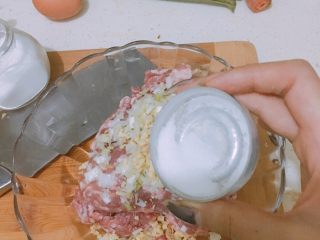 2、肉丸鲜汤面,ps:我这是一斤多一点的馅，双人量再加一只狗????。这是盐