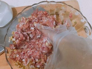 7、肉丸鲜汤面,打个鸡蛋进去后顺时针方向搅拌均匀，为了省事我直接带手套上了。。。一定要顺着一个方向搅拌