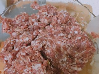 8、肉丸鲜汤面,直到肉馅成棉絮状