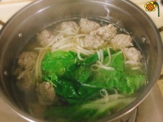 12、肉丸鲜汤面,等面条煮8分熟就可以下菜了