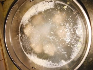 10、肉丸鲜汤面,搓一盘，水开之后下去煮，煮到丸子飘起