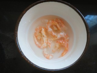 1、蒜蓉小油菜,海米几个加适量清水提前泡发