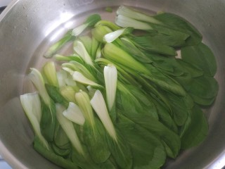 4、蒜蓉小油菜,锅中放入适量清水烧开放入油菜烧开关火