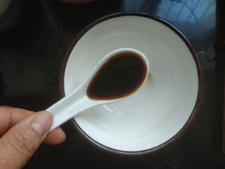 7、蒜蓉小油菜,小碗中放入两勺醋