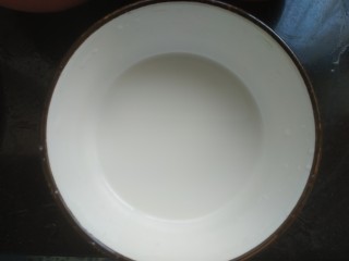 11、蒜蓉小油菜,另一个小碗放入适量淀粉和清水调成淀粉汁