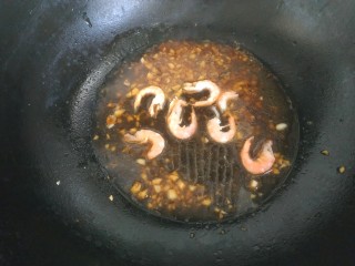 14、蒜蓉小油菜,把海米和泡海米的水一起倒入锅中烧开