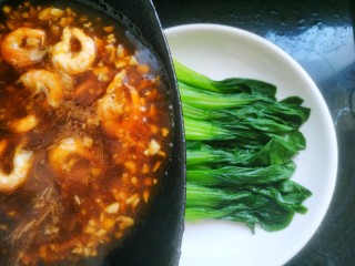 16、蒜蓉小油菜,把汤汁浇到油菜上即可