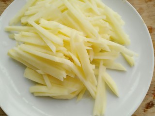 2、香菇土豆泥,土豆去皮切成丝