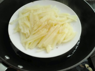 6、香菇土豆泥,土豆蒸熟