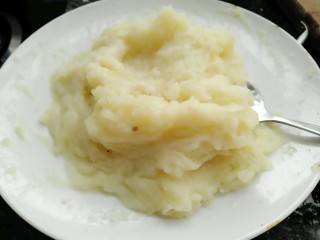 7、香菇土豆泥,把蒸熟的土豆压成泥