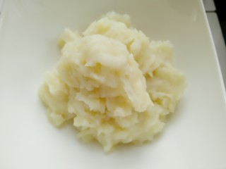 8、香菇土豆泥,放入碗中