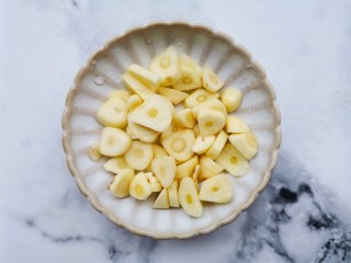 4、莴笋炒木耳,大蒜切片。