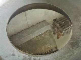 9、莴笋炒木耳,锅中热油。