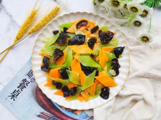 15、莴笋炒木耳,出锅盛盘。