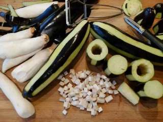 1、釀茄墩儿,茄子和杏鲍菇，还有四川泡菜里的萝卜条