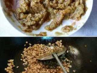 3、釀茄墩儿,茄肉碾成泥，加盐、生抽、白砂糖、香油、米醋调味。杏鲍菇煸至金黄，加美极鲜味汁入味