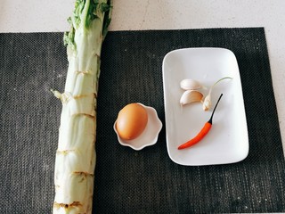 1、莴笋炒鸡蛋,食材准备好