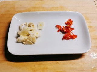 2、莴笋炒鸡蛋,蒜切片 红尖椒切小圈