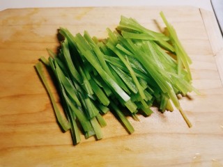 3、莴笋炒鸡蛋,莴笋切丝