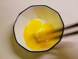 4、莴笋炒鸡蛋,鸡蛋敲入碗中  打散备用