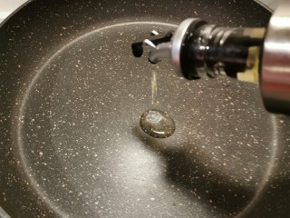 5、莴笋炒鸡蛋,起油锅 放入2汤匙食用油