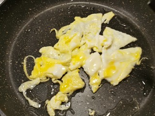 6、莴笋炒鸡蛋,油热后 放入鸡蛋液 炒成大块