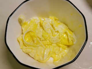 7、莴笋炒鸡蛋,盛出备用