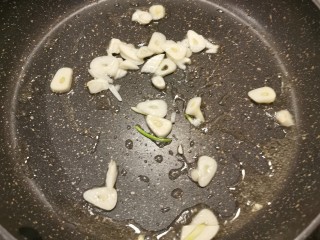 8、莴笋炒鸡蛋,再起油锅 加入一汤匙食用油 放入蒜片炒香