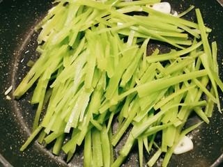 9、莴笋炒鸡蛋,放入莴笋丝 翻炒