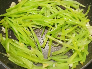 10、莴笋炒鸡蛋,莴笋丝炒至稍稍变软